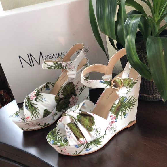 ❌❌SOLD❌❌Neiman Marcus Knotted Platform Wedge Espad - Picture 2 of 12
